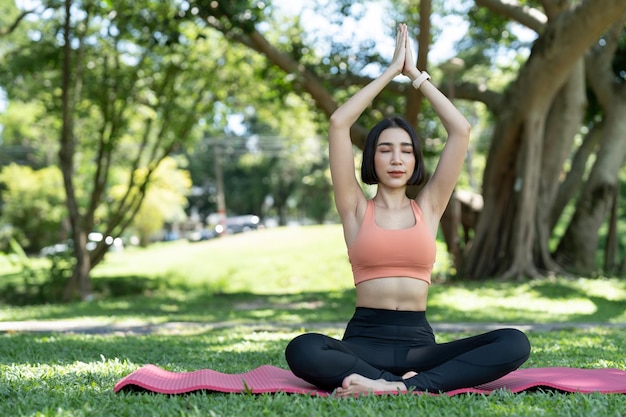 Jeune femme pratiquant le yoga Harmonie méditation mode de vie sain relaxation yoga soins personnels concept de pleine conscience