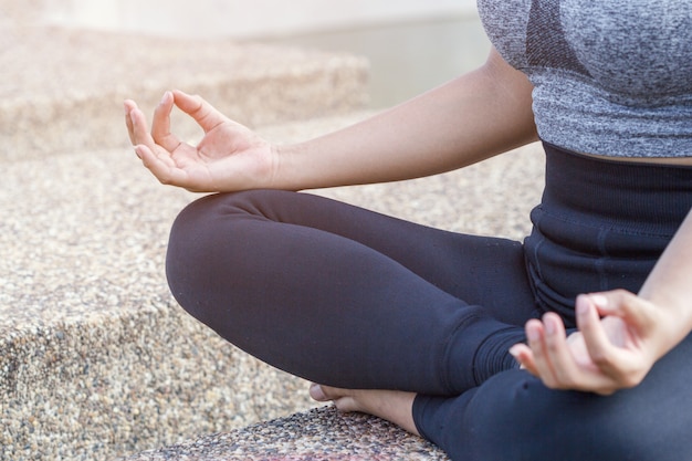 Photo jeune femme pratiquant le yoga