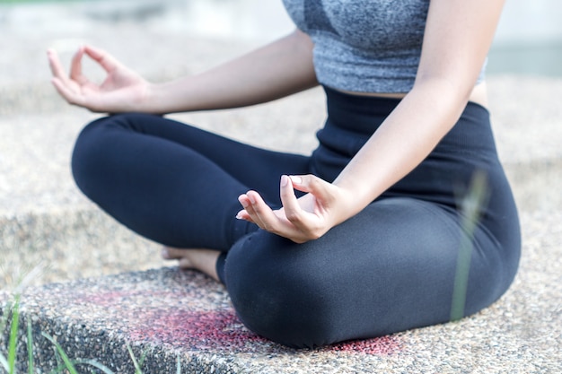 jeune femme pratiquant le yoga