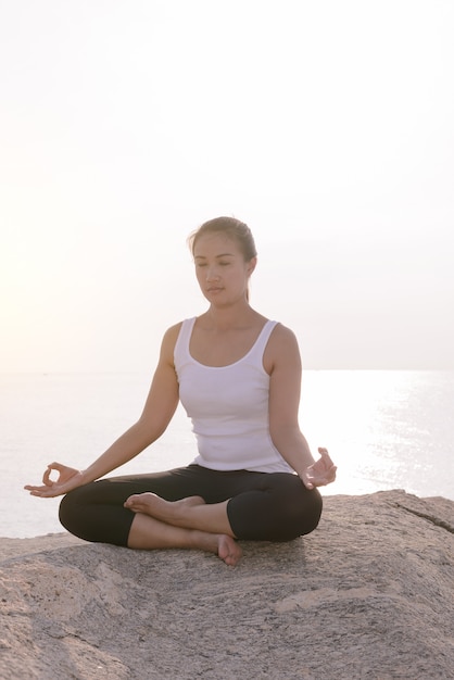 Jeune femme pratiquant le yoga