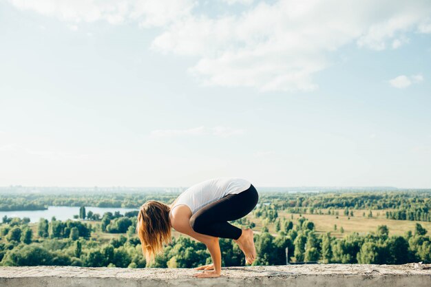 Jeune femme pratique le yoga à l'extérieur