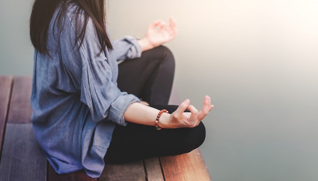 Jeune Femme Pratique Le Yoga En Plein Air. Assis En Position Lotus. Concept De Vie Et De Santé Mentale Débranché