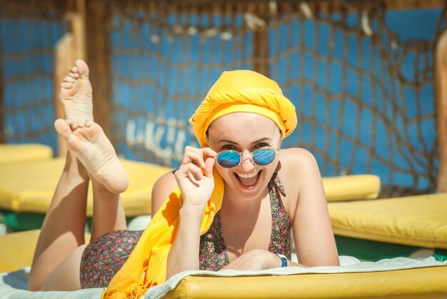 Jeune femme prenant un bain de soleil