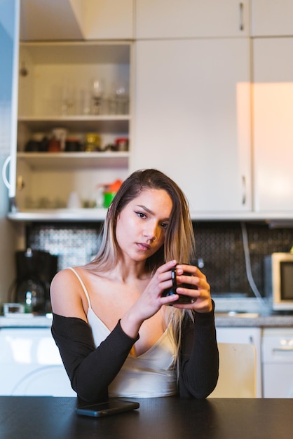 Jeune femme prenant un café dans les portes