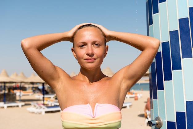 Jeune femme prenant une douche