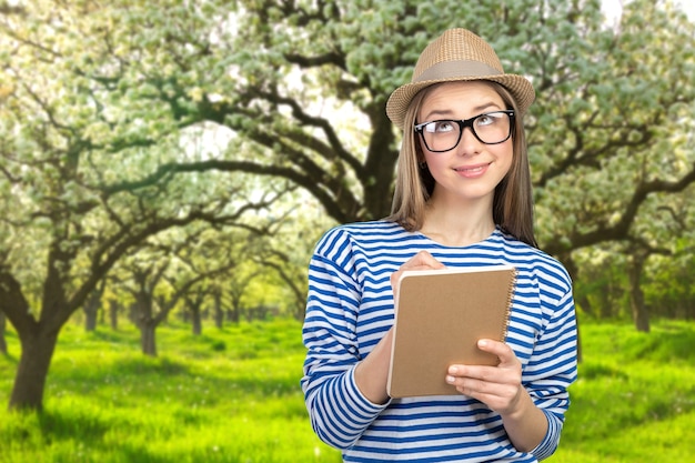 Jeune femme prenant des notes