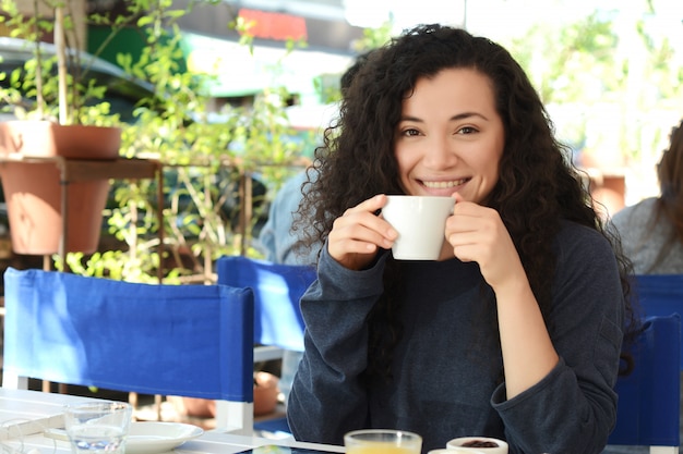 Jeune femme prenant une pause café