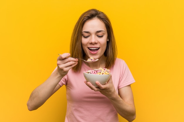 Jeune femme prenant un petit déjeuner.