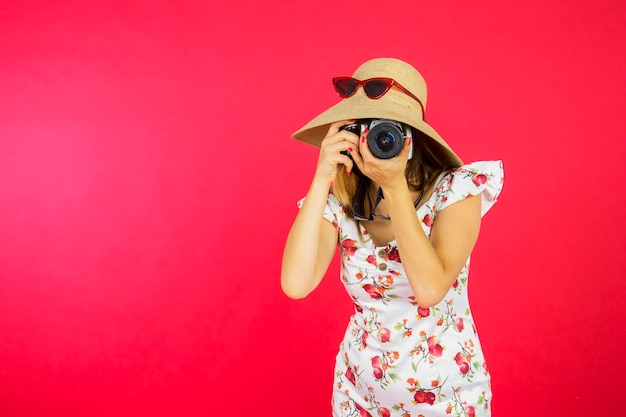 Jeune femme prenant une photo avec un appareil photo reflex numérique