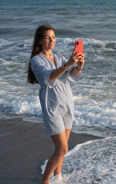 Jeune femme prenant selfie en vacances.