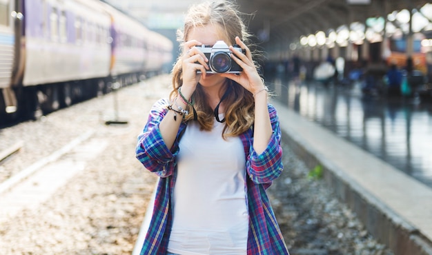 Jeune femme prend des photos avec un appareil photo