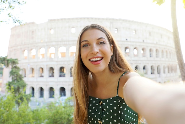 Jeune Femme Prendre Autoportrait Avec Derrière Le Colisée à Rome, Italie