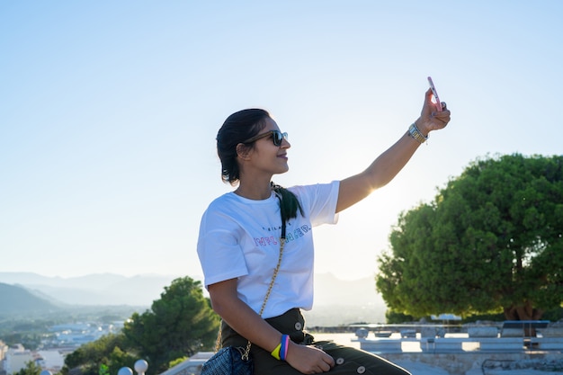 Jeune femme, prendre photo, elle-même