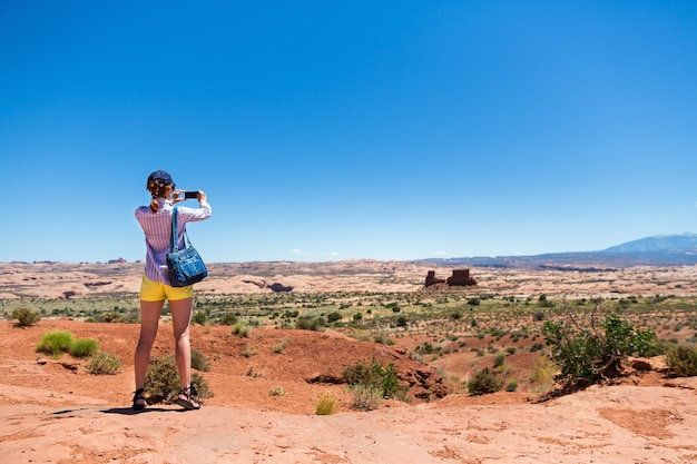 Jeune femme prendre des photos à Monument Valley