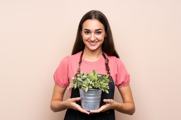 Jeune, femme, prendre, pot fleurs