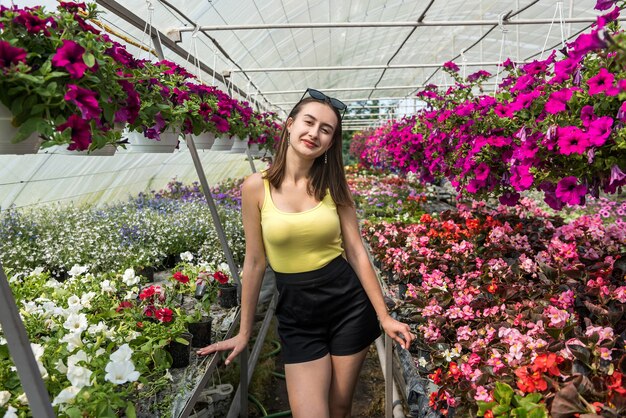 Jeune femme, prendre soin des fleurs