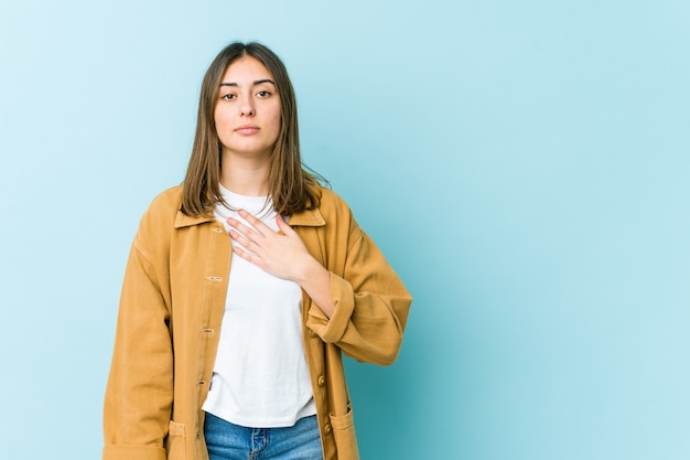 Jeune femme prêtant serment, mettant la main sur la poitrine