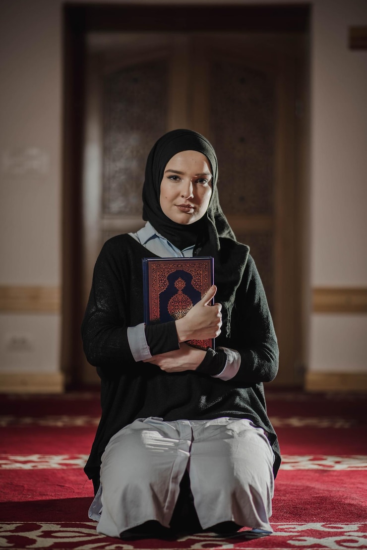 Photo une jeune femme priant assise à la mosquée