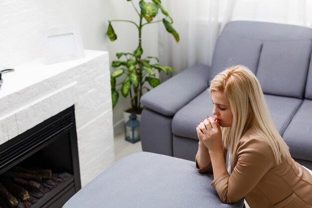 jeune femme prie à la maison