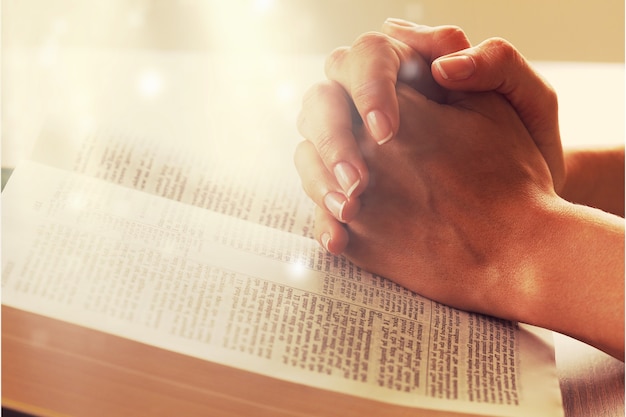 Jeune femme prie avec la sainte bible