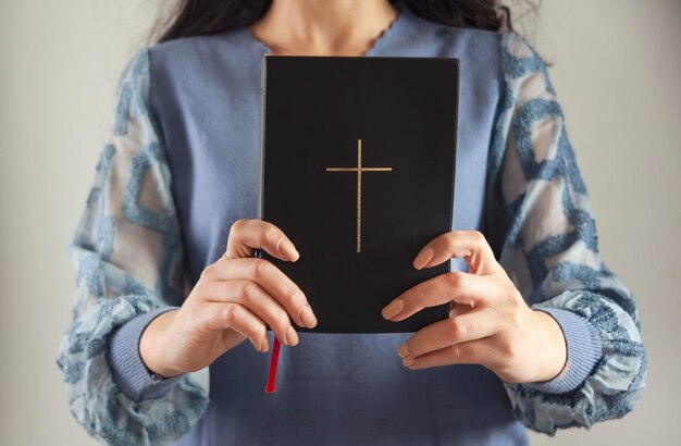 Jeune femme de prière tenant la Bible