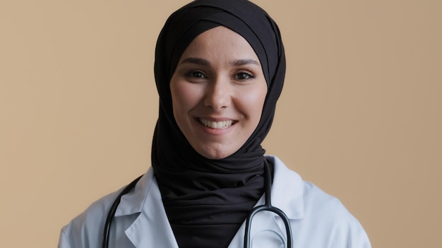 jeune femme professionnelle musulmane femme médecin médecin en hijab blanc uniforme médical consulting