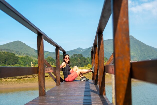 Une jeune femme profitant du paysage depuis les jetées en bois des marais d'Urdaibai, une réserve de biosphère en Biscaye à côté de Mundaka. pays Basque