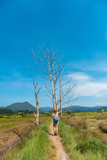 Une jeune femme profitant du paysage des marais d'Urdaibai, une réserve de biosphère de Biscaye à côté de Mundaka. pays Basque