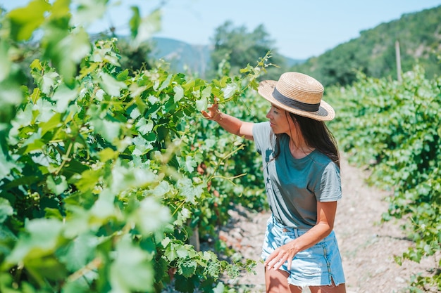 Jeune femme profitant de la nature sur le champ de tournesols.