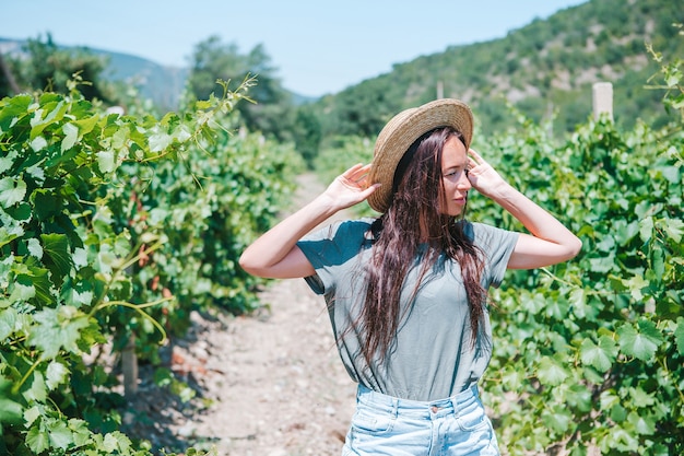 Jeune femme profitant de la nature sur le champ de tournesols.