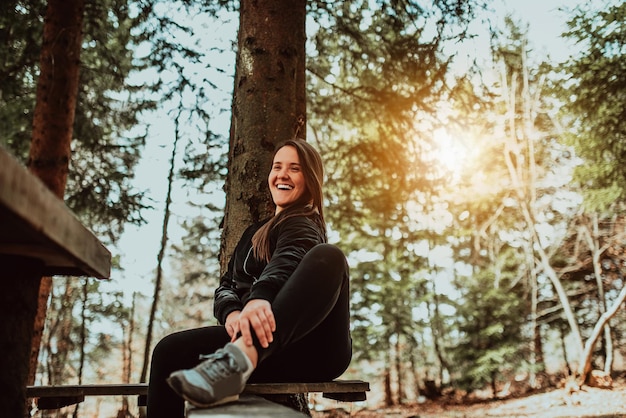 Jeune femme profitant de la nature pique-niquer dans la nature marchant dans la forêt en profitant du coucher du soleil