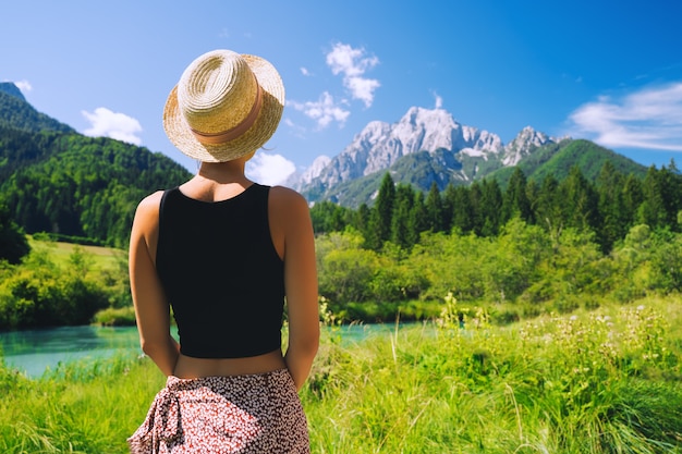 Jeune femme profitant de la nature verte à l'extérieur de la réserve naturelle en Slovénie Europe personnes dans la nature