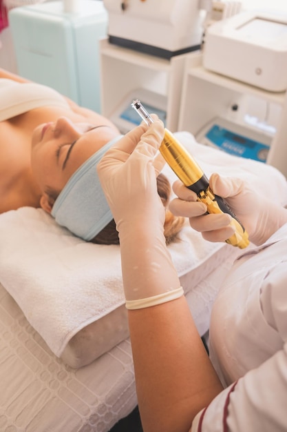 Une jeune femme profite d'une journée au spa