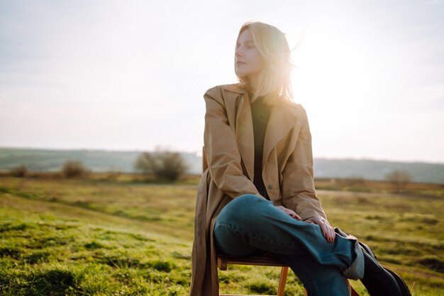 Jeune femme profite d'une journée ensoleillée de printemps Les gens style de vie voyage nature et vacances concept