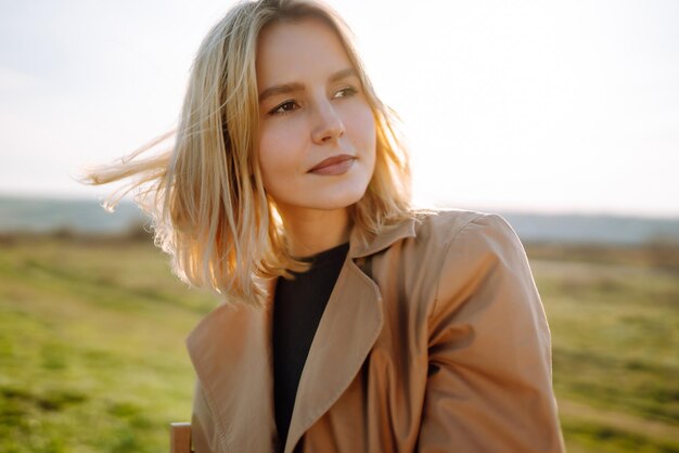 Jeune femme profite d'une journée ensoleillée de printemps Les gens style de vie voyage nature et vacances concept