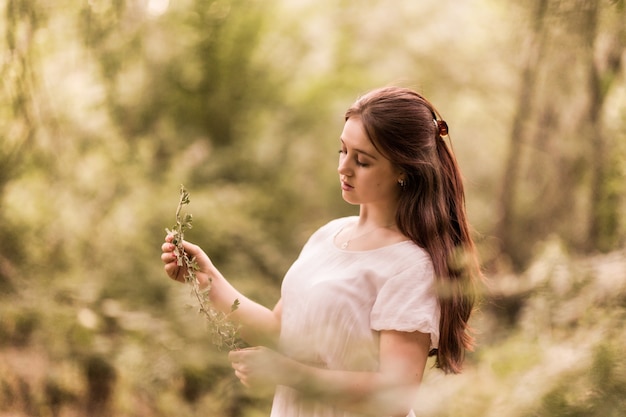 Jeune femme profiter de la nature en automne saison lifestyle portrait féminin élégance mode rétro