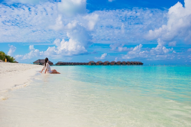 Jeune femme profiter de vacances à la plage tropicale