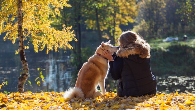 Jeune Femme En Promenade Avec Sa Race De Chien Akita Inu