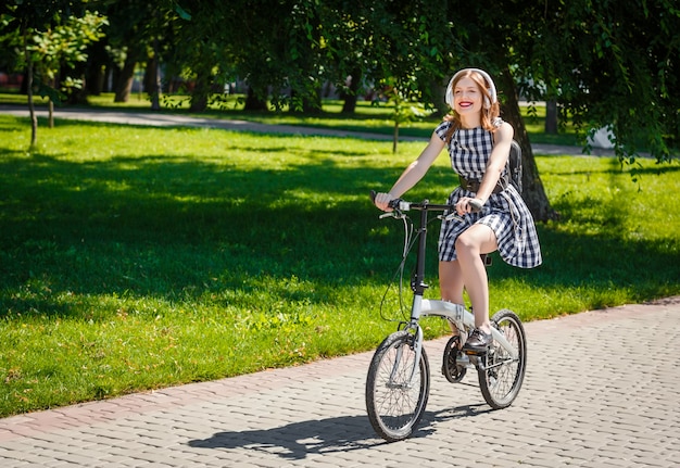 Jeune femme, promenades bicyclette, dans parc