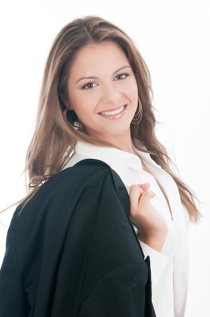 Jeune femme promoteur ou femme d'affaires en veste noire sur fond blanc