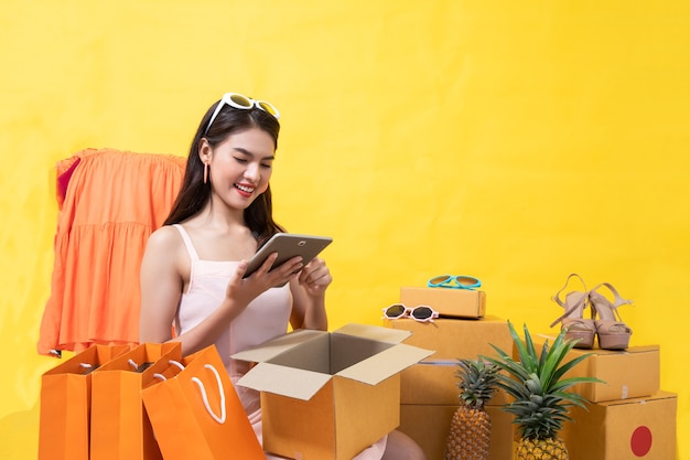 Jeune femme propriétaire dans un magasin de chaussures et de vêtements