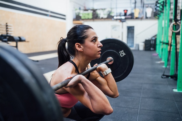 Jeune femme, puissance, levage, formation, intérieur, gymnase, seul