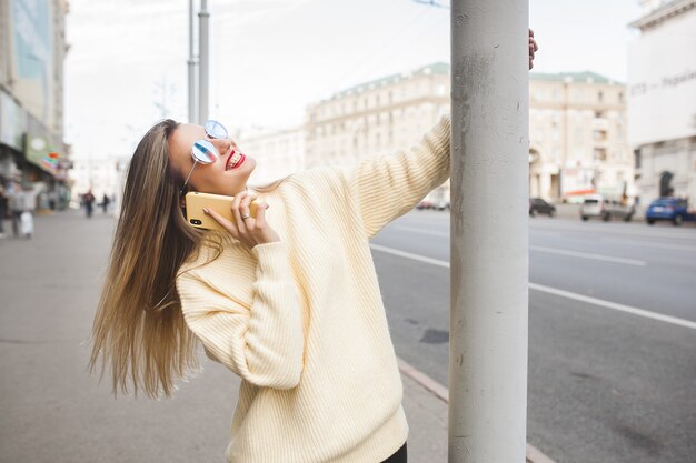 Jeune femme en pull élégant