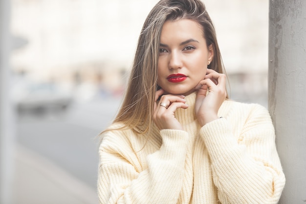 Jeune femme en pull élégant