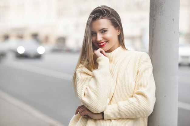 Jeune femme en pull élégant