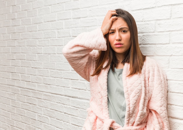 Jeune femme en pyjama fatigué et très fatigué