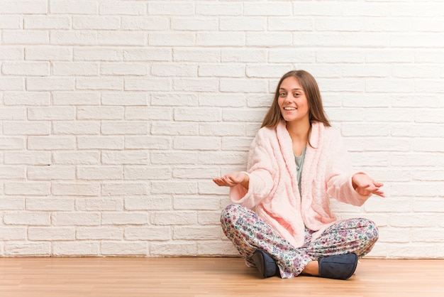 Jeune femme en pyjama invitant à venir