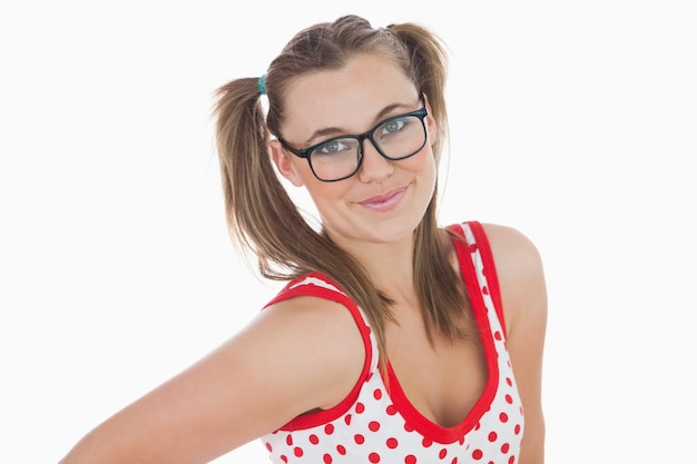 Jeune femme en queue de cheval porte des lunettes