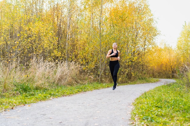 Sport De Course. Homme Coureur Sprint En Plein Air Dans Une Nature  Pittoresque. Fit Sentier D'entraînement D'athlète Masculin Musclé En Cours  D'exécution Pour Le Marathon. Homme Athlétique Coupe Sportive Travaillant  Dans Des