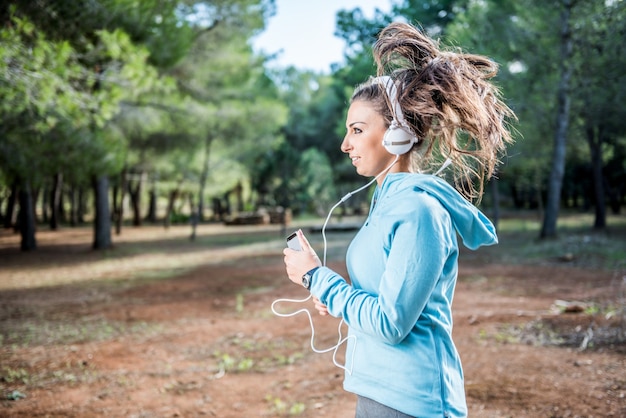 Jeune femme qui court dans le parc